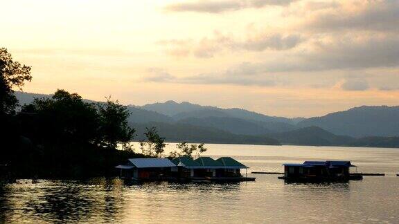 湖上的木筏屋夕阳西下背景是青山