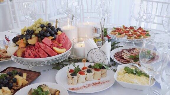 富在宴会上招待客人餐桌上有各种小吃、水果、熟食肉