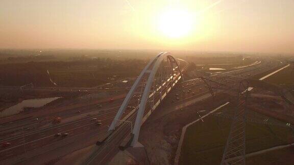 日落时分在交通繁忙的高速公路上新建的大桥