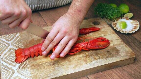 厨师用刀将红龙虾切成4K大小的两半