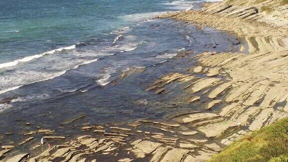 无人机拍摄的海浪拍打海滩上的岩石美丽的蓝绿色海洋大西洋Guetary法国南部美丽的风景在4K