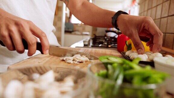 厨师手刀和蔬菜在案板上烹饪健康营养和饮食早午餐的家庭厨房快剁和年轻人准备有机素食或素食晚餐沙拉在家里