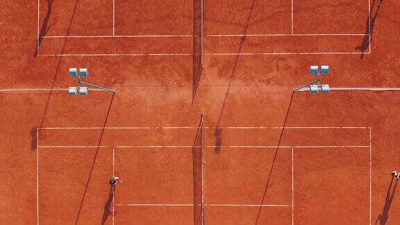 鸟瞰图球员们正在橙色的球场上打网球