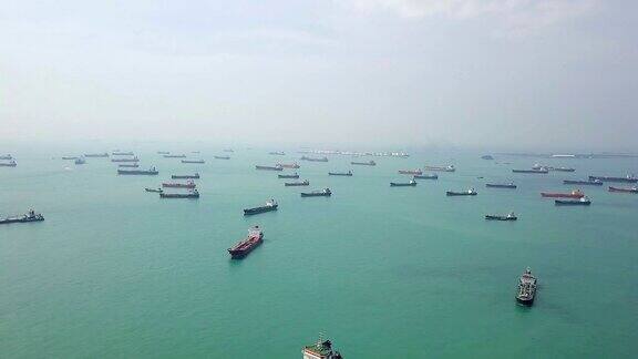航拍海上货船和油船新加坡