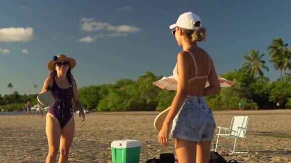 妇女们在海滩上玩桨球