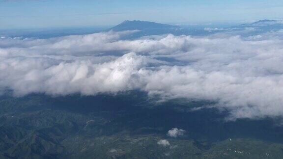 飞越菲律宾的云层