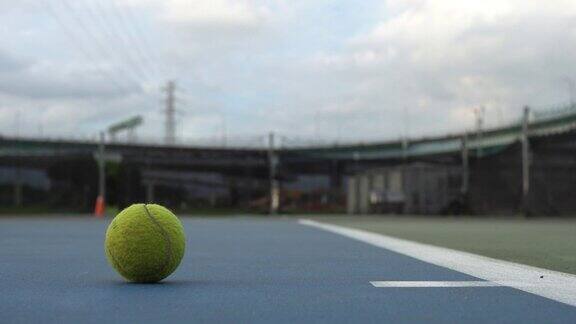 户外的老网球场低角度边拍摄