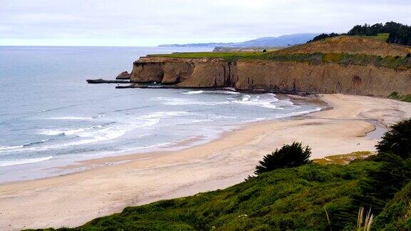 北加州太平洋海滩的悬崖和海湾