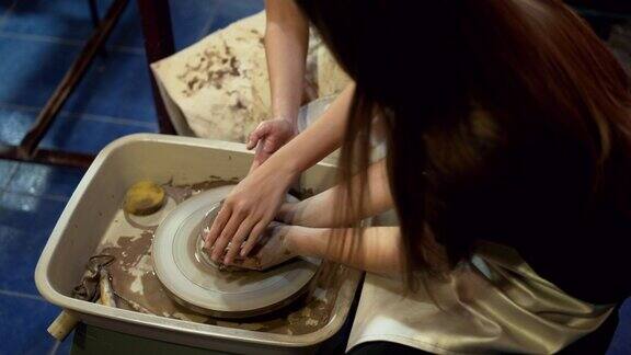 美术老师教新生如何制作粘土