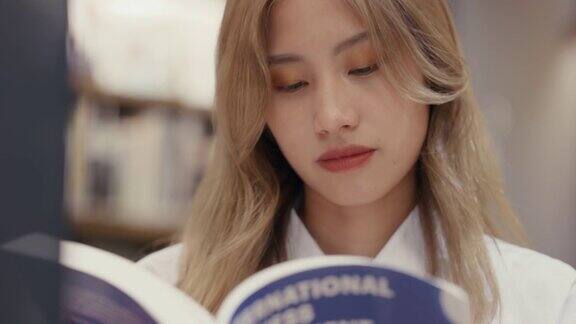 年轻的女高中生在图书馆阅读