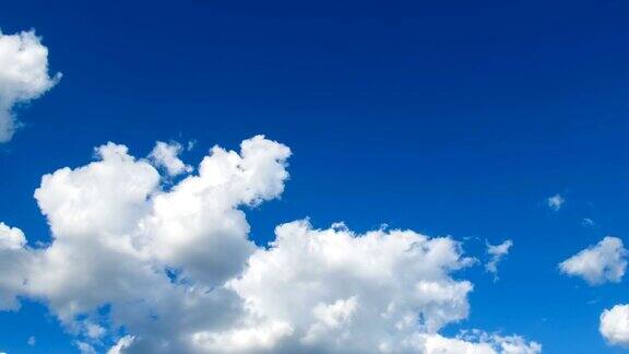 云在蓝天中移动间隔拍摄
