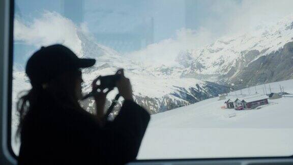 一个亚洲女人在瑞士山区度假时的剪影