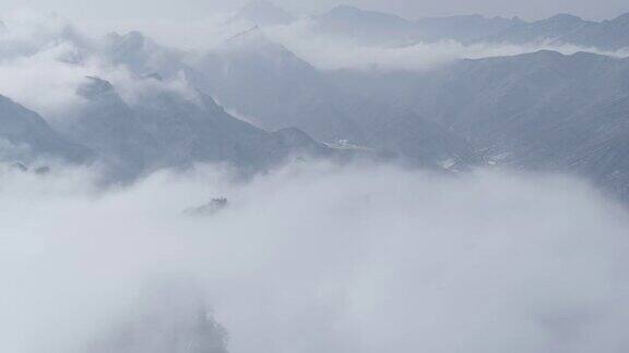 雪后的长城云雾中的自然风光(延时)
