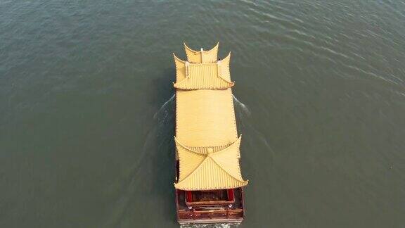 无人机视角的传统中国船只在西湖(西湖)航行中国杭州