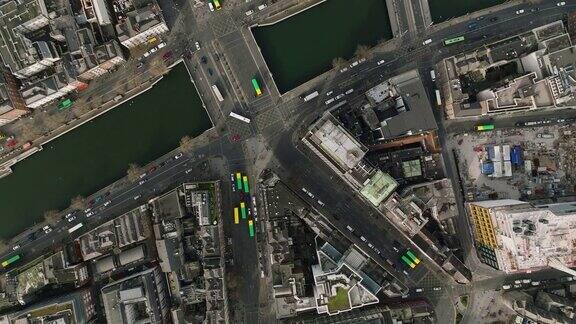 拥挤的市中心、建筑和交通鸟瞰图都柏林爱尔兰利菲河和市中心鸟瞰图都柏林和塞缪尔·贝克特桥鸟瞰图爱尔兰都柏林城鸟瞰图