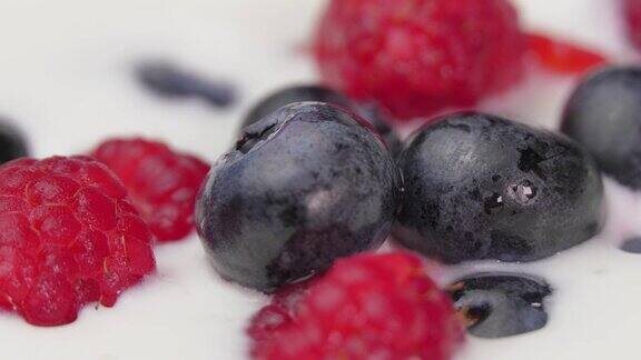 酸奶来自森林水果树莓、蓝莓浆果和牛奶