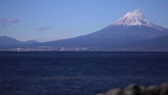 静冈县骏河海岸附近的微型富士山
