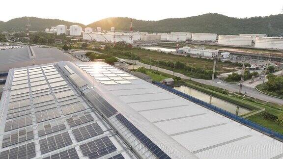 仓库工厂的俯视图太阳能电池板工业建筑屋顶太阳能光伏板系统电源或太阳能电池生产绿色生态电力可再生能源生产