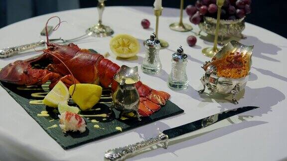 广角镜头一只红龙虾放在盘子里食物概念