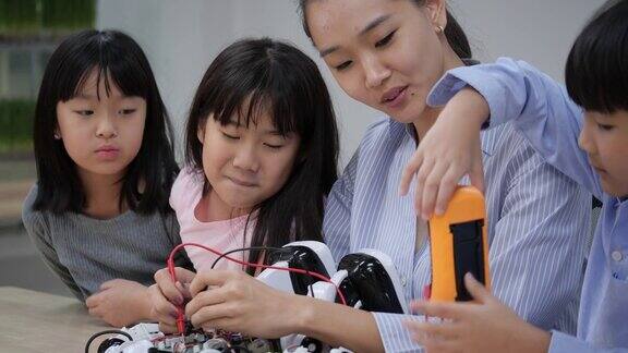 亚洲女教师在学校的实验室教学