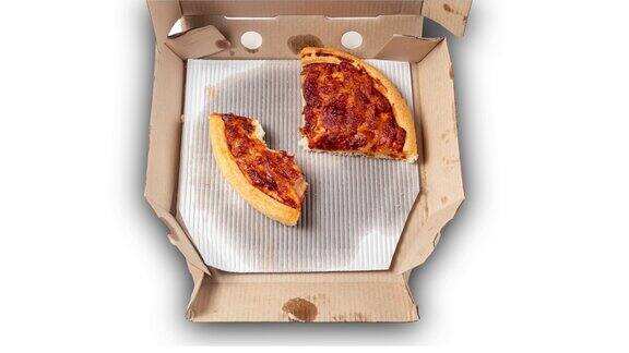 定格动画吃一个美味的玉米披萨在纸板箱在白色背景