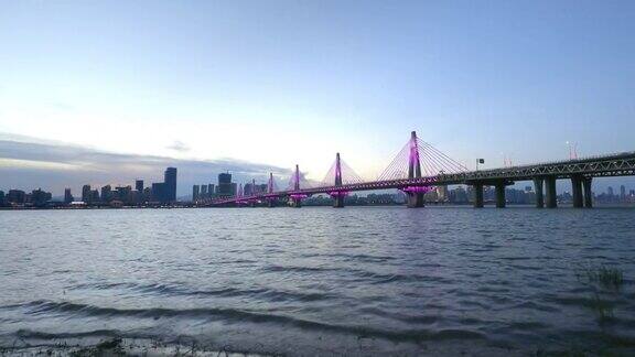 中国城市、河流和桥梁的夜景