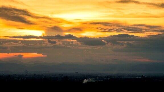 在日落时用云彩拉长多彩的戏剧性的天空