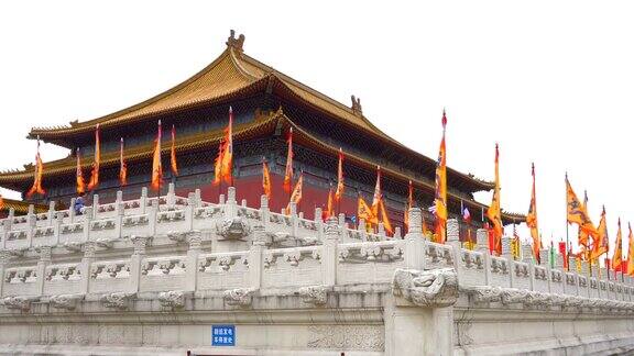 北京紫禁城的大寺庙里飘扬着许多旗子