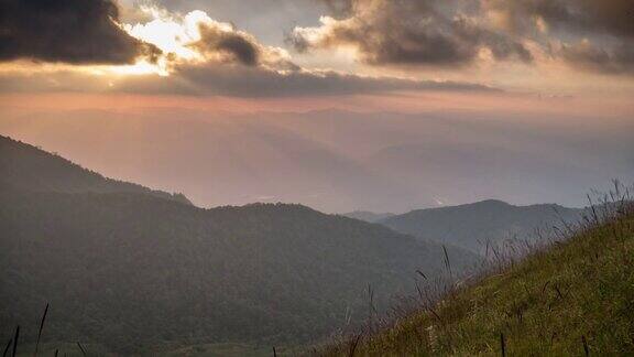 夕阳在山上随阳光的光芒时光流逝移动