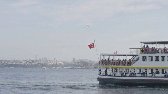 土耳其伊斯坦布尔2021年3月:海滨城市背景上的海景游船行动晴朗的一天美丽的大海和游船在伊斯坦布尔海岸