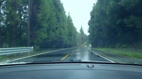 下雨天在乡间路上行驶