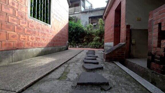 传统的中国房子亚洲农村的庭院使用动作摄影机和三轴框架稳定器拍摄