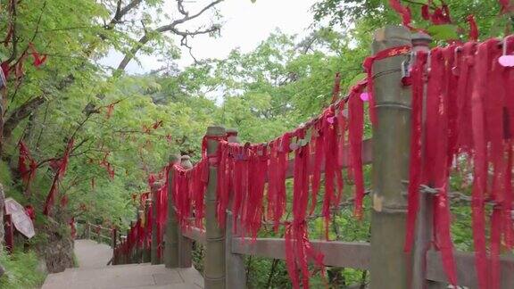 红丝带和挂锁绑在铁链上陕西寺庙中国