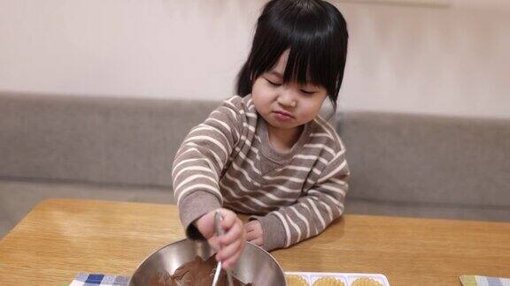 小女孩在家做巧克力挞