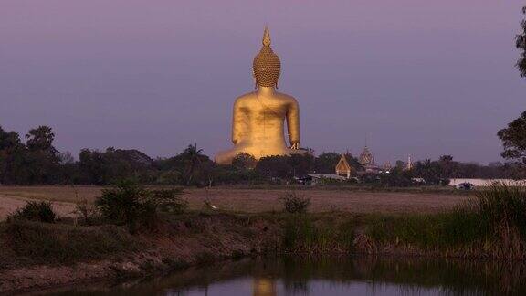 时间从白天到晚上在WatMuang寺的大佛这是泰国最大的佛像
