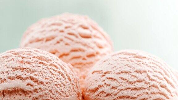 三个草莓冰淇淋球