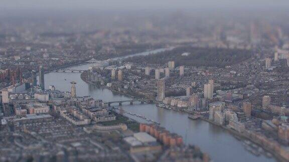 英国西伦敦泰晤士河的鸟瞰图远处是伦敦市中心带有倾斜位移微缩图像效果4k