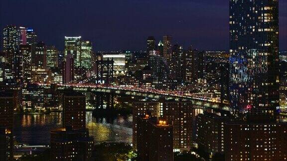 望着东河上的曼哈顿大桥曼哈顿纽约在夜晚航拍镜头的平移镜头