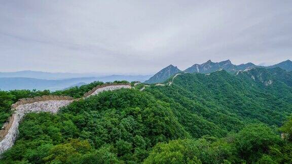 长城和绿色的山在夏季多云的景色平移镜头(延时)