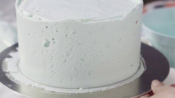 涂上奶油糖霜的三层香草蛋糕