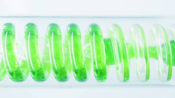 绿色液体呈螺旋状流入烧瓶