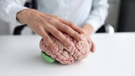 女性的手部动作模仿了人类的大脑