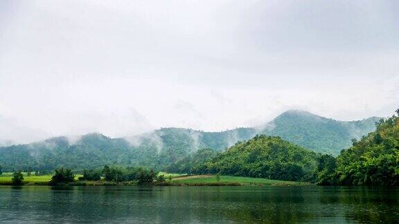 美丽的湖景与移动雾雨时间流逝