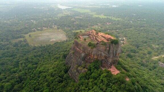 陡峭的岩石形成高耸在郁郁葱葱的绿色景观斯里兰卡西格里亚