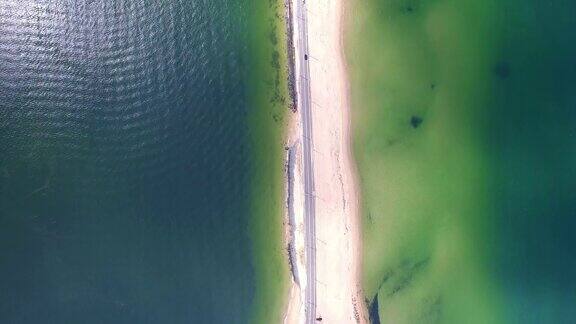 海与岸之间的长路鸟瞰图