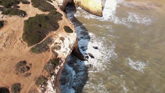 大西洋海浪在岩石海岸贝纳吉尔洞穴拉戈阿阿尔加维葡萄牙