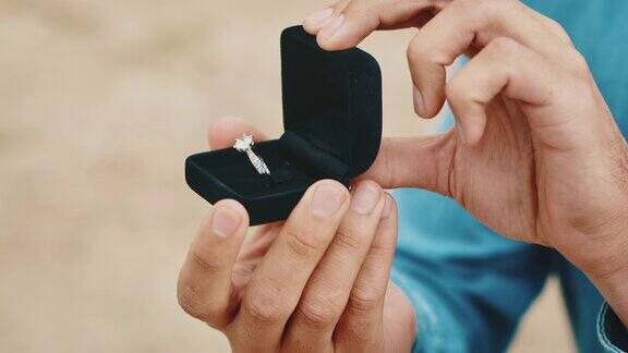 男人打开订婚戒指盒的特写