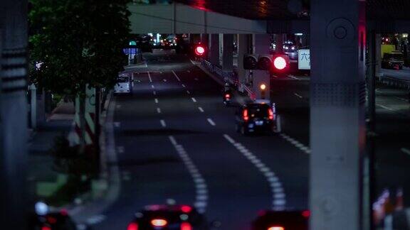 东京城市街道上的微型交通堵塞的夜间时间推移倾斜