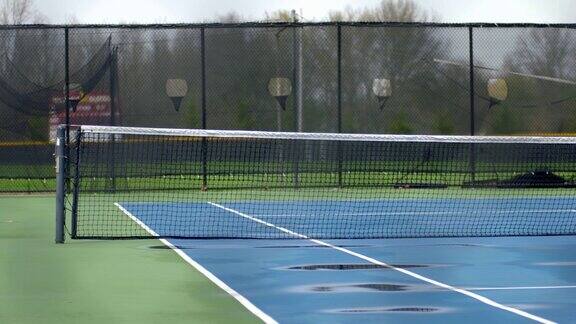 球场上的蓝色网球网的特写镜头