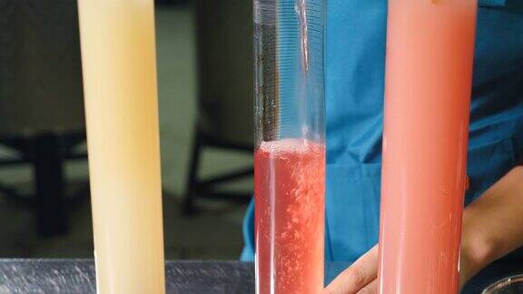 将葡萄酒产品液体倒入试管中进行质量控制酿酒师的实验室在酿酒厂的实验室里测试葡萄酒测定酒精含量、冷稳定性、密度、苹果酸、红葡萄色、糖、二氧化硫ph值